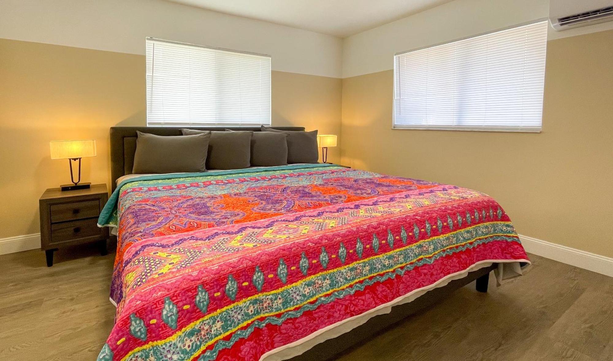 Lazy Cuckoo Inn - Sleek And Stylish Studio Apartments Fort Myers Beach Exteriör bild